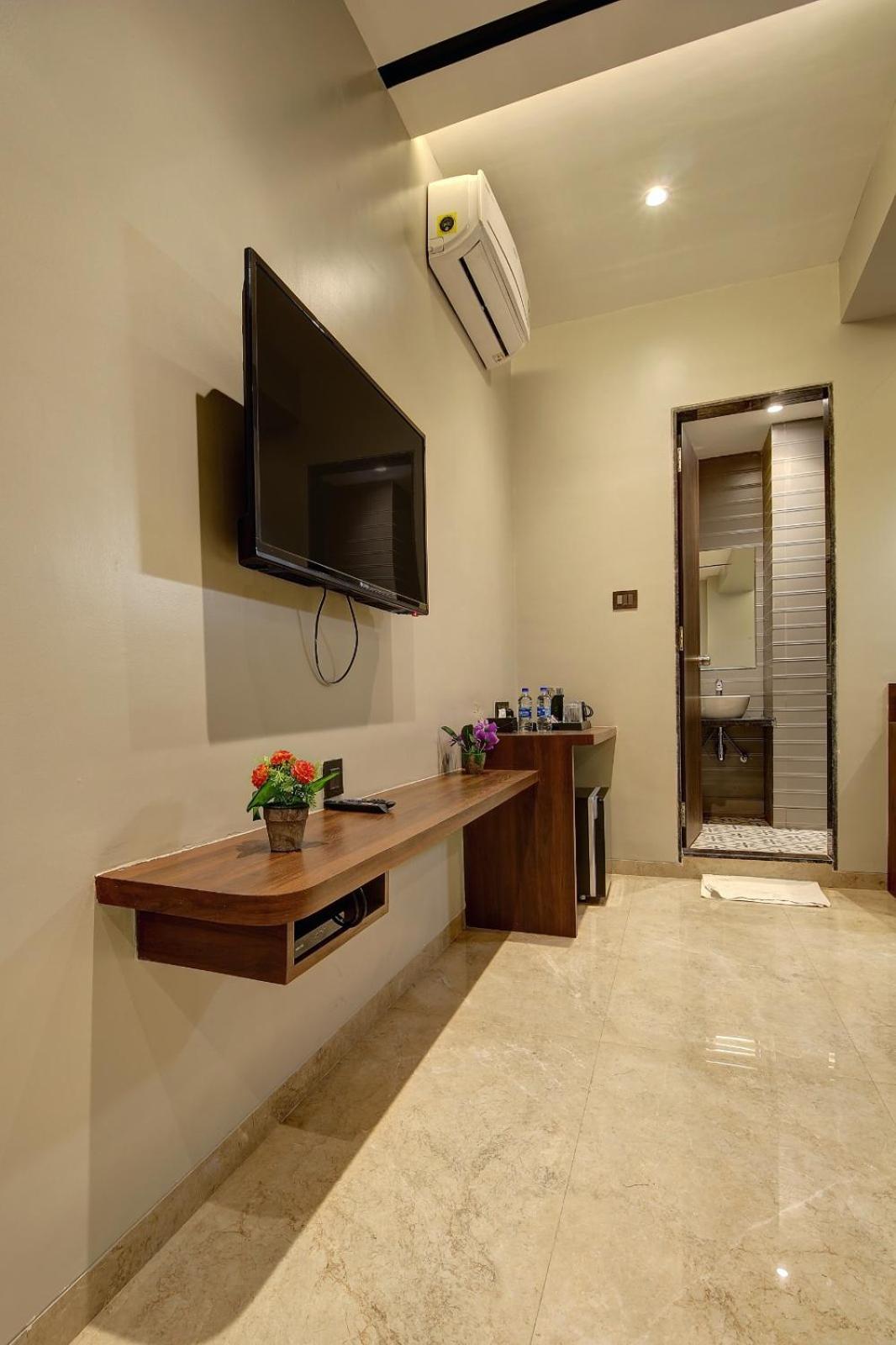 Magnus Fortune House Business Hotel , Magarpatta Mundhva Exterior photo
