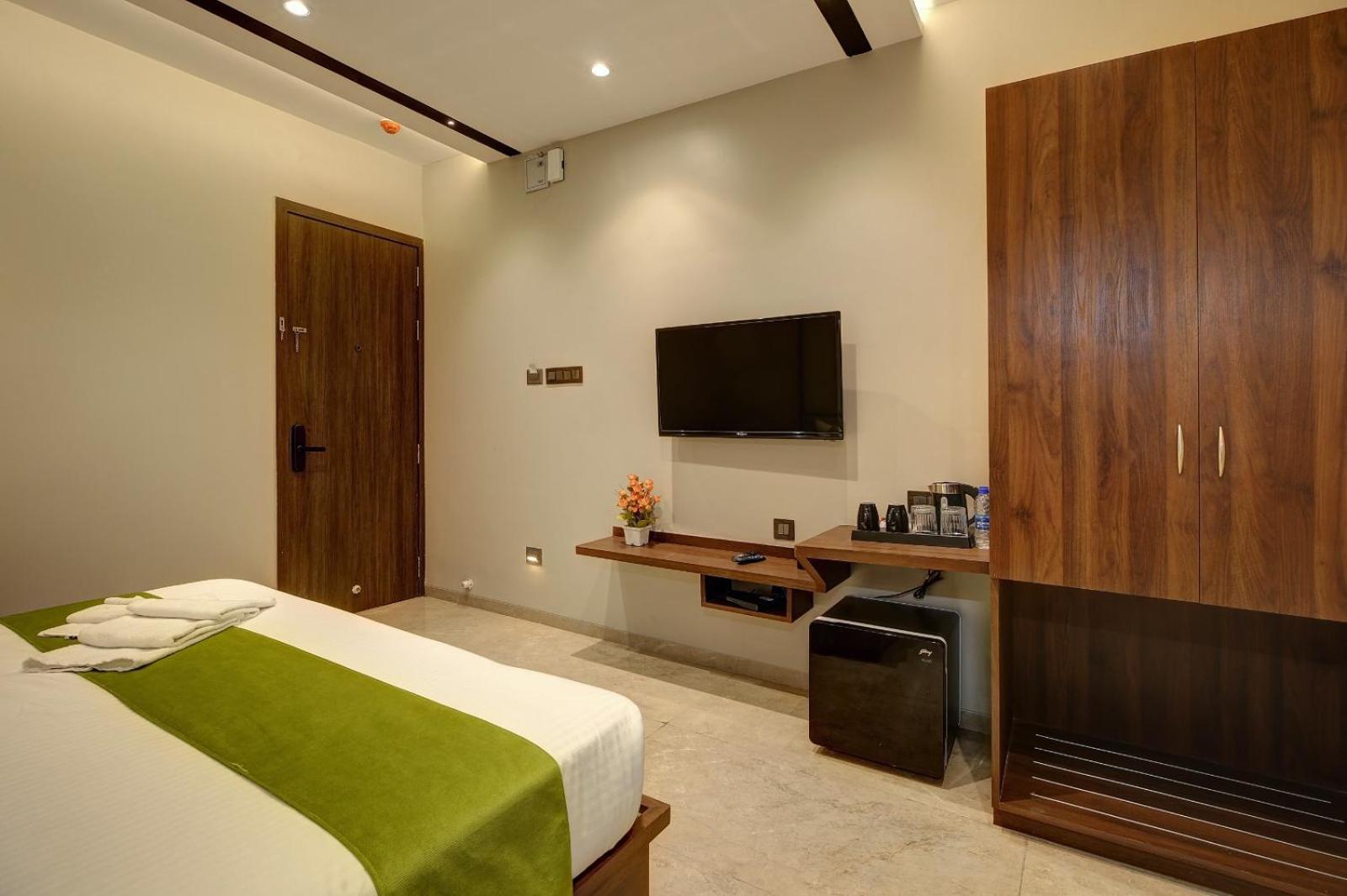 Magnus Fortune House Business Hotel , Magarpatta Mundhva Exterior photo