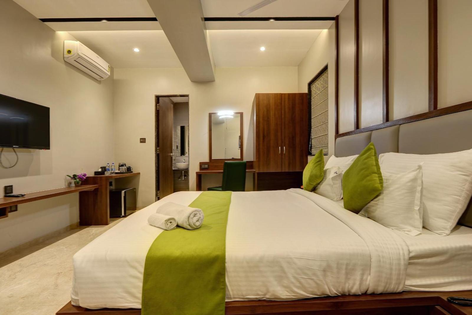 Magnus Fortune House Business Hotel , Magarpatta Mundhva Exterior photo